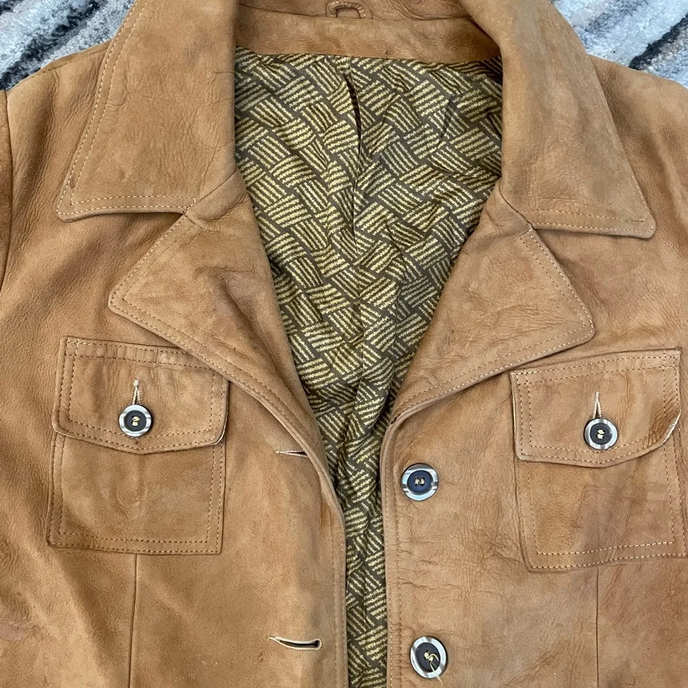 Gorgeous vintage leather lined belted jacket - Picture 2 of 13